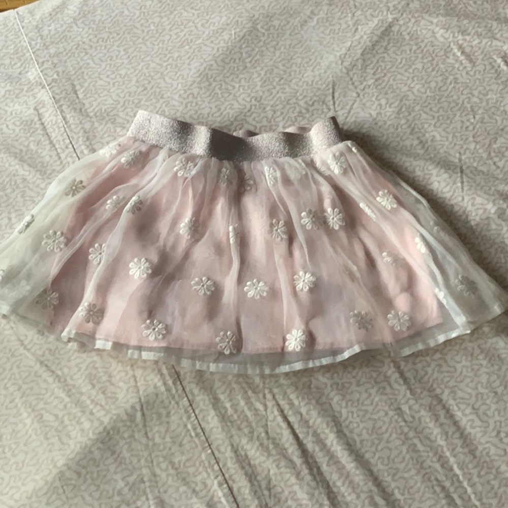 H&M girls white floral appliqués tulle skirt in size 3-4